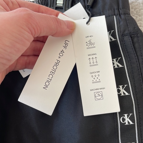 Calvin Klein Short. Size: Large - Picture 5 of 9